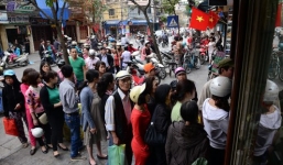 Clip: Cảnh đông vui xếp hàng mua bánh chưng ngon ngày Tết